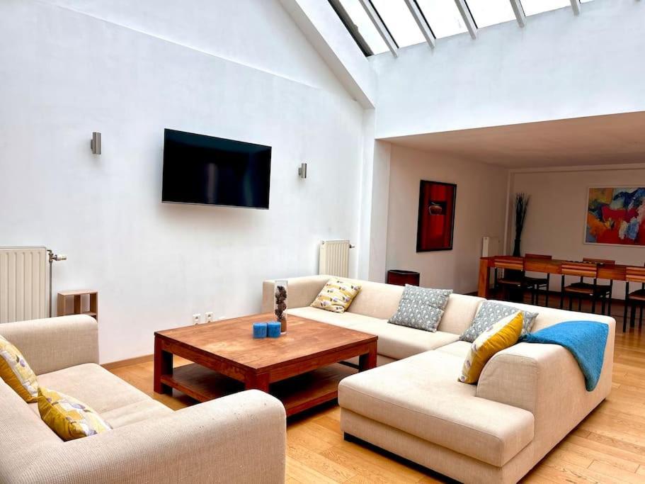 Down Town Spacious Duplex With Private Parking & Game Room Bruselas Exterior foto