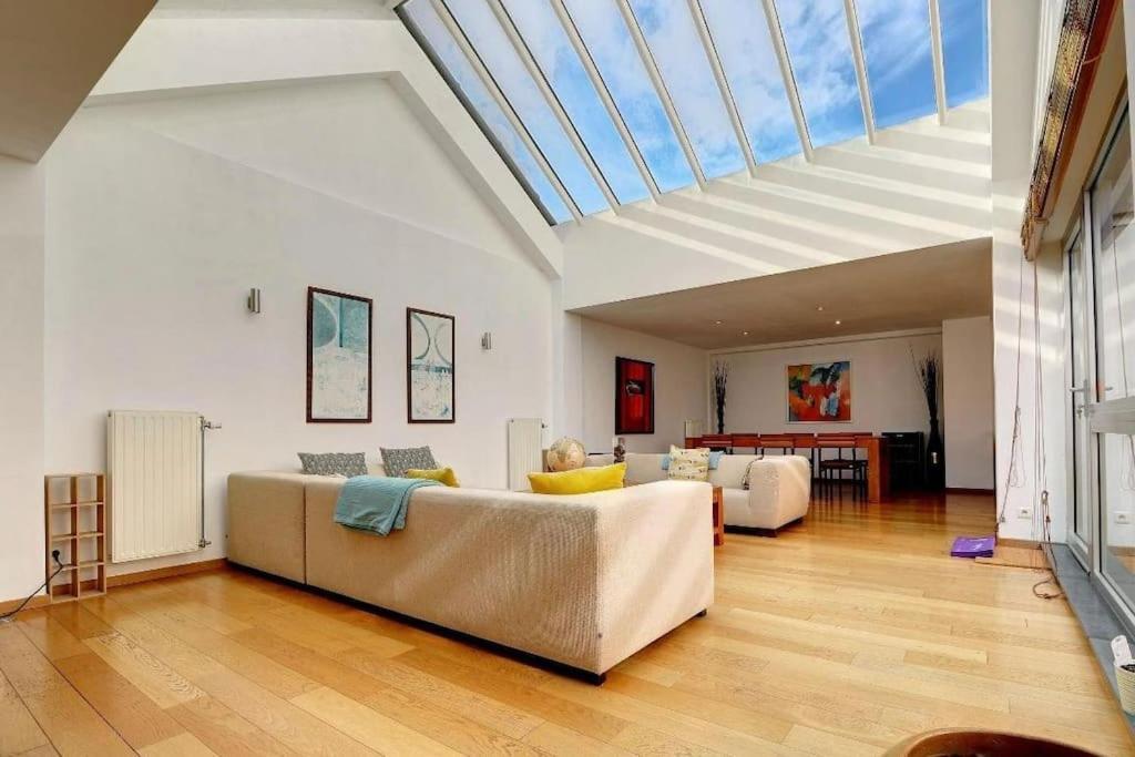 Down Town Spacious Duplex With Private Parking & Game Room Bruselas Exterior foto